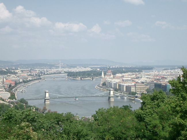 くさり橋3景の2番目は<br />ゲッレールトの丘から。王宮の丘の次はゲッレールトへ行きました。眺めは最高。ここからのくさり橋が一番美しいと言われているそうです。<br />