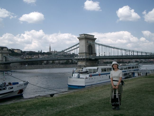ペスト側に戻り、船上レストランで昼食です。写真はペスト側からのくさり橋。<br />