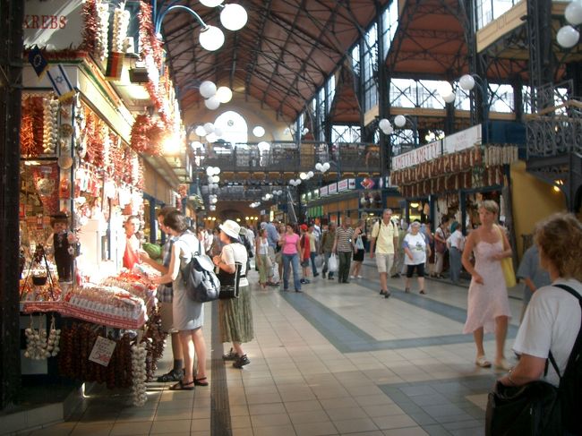 中央市場の中。たくさんの店があってとても面白かった。まずはブラブラと・・・<br />