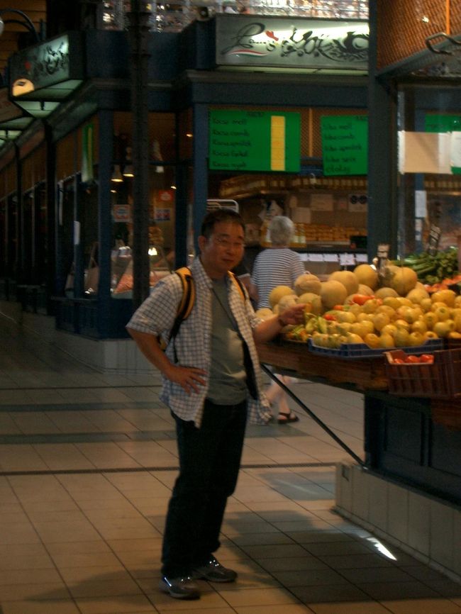 大量のパプリカの前で。中央市場では「グヤーシュの素」と「フォアグラ」を買いました。<br />