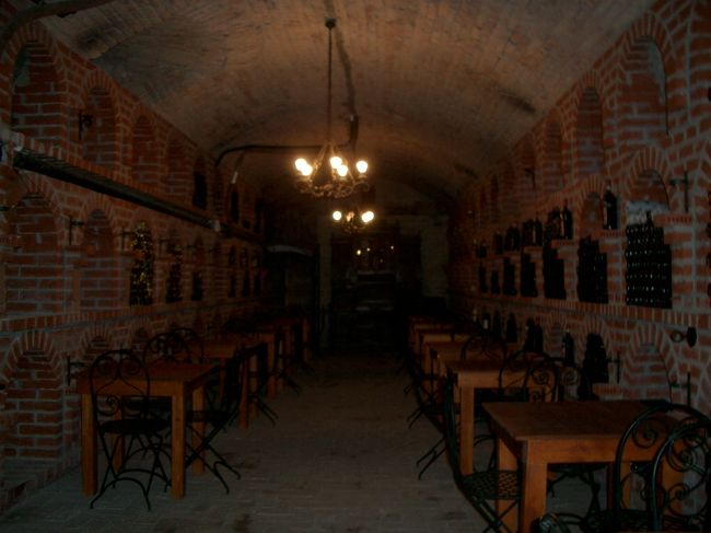 トカイワインを買った『エルシュ・ペシュティ・ボルハーズ』の地下貯蔵庫。この後、店を出て、もう1軒カフェで休憩。暗くなるのを待ってドナウ川沿いへ行きました。もちろん目当ては夜景です。<br />