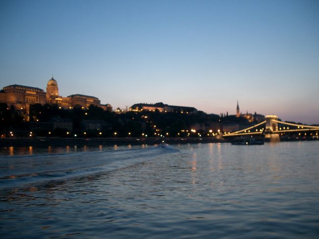 2人ともあまりお腹はすいていませんでしたが、夜景をゆっくり見たかったので船上レストランへ行きました。写真はちょっと横ですがライトアップしたくさり橋。<br />