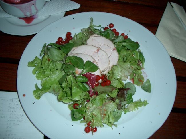 旅行最後の夜は船上レストランで夜景を見ながら・・・。でも2人でサラダとスープだけなんです。<br />