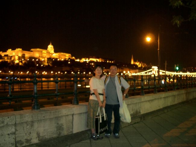 夜景をバックに<br />