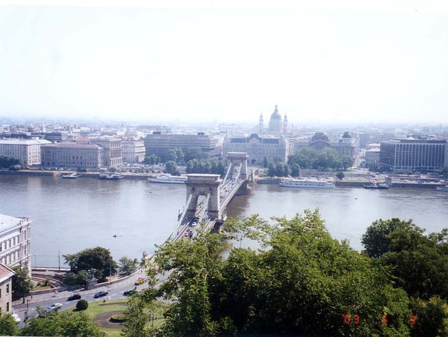 くさり橋<br />ブタベストは　ドナウ川の両岸にあり　南北に流れており西岸は　ブタ地区　東岸は　ペスト地区と言う。