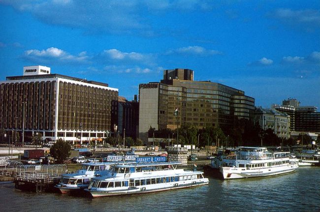 ドナウ川沿いペスト側に並ぶ高級ホテル群