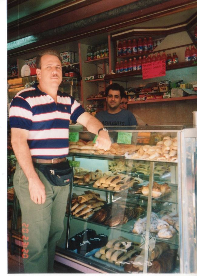 安くてめちゃうまいパン屋。オーブンで熱々にして出してくれる。