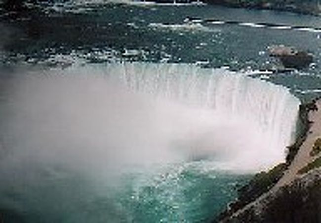 ナイアガラの滝（カナダ滝）。　１２月の真冬にも関わらず、この年は雪や氷結もなく、豪快に水しぶきをあげていました。スカイロンタワーから見下ろしたナイヤガラ瀑布は、恰好のアングルで　左にアメリカ滝、右にカナダ滝が見えました。<br />