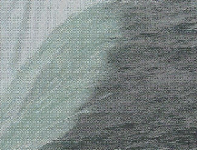 ナイヤガラの滝。　そばに近寄って見ると、けっこう迫力がありました。　水の落ち始めるところを見ていると、体全体が吸い込まれそうな気がしてきました。