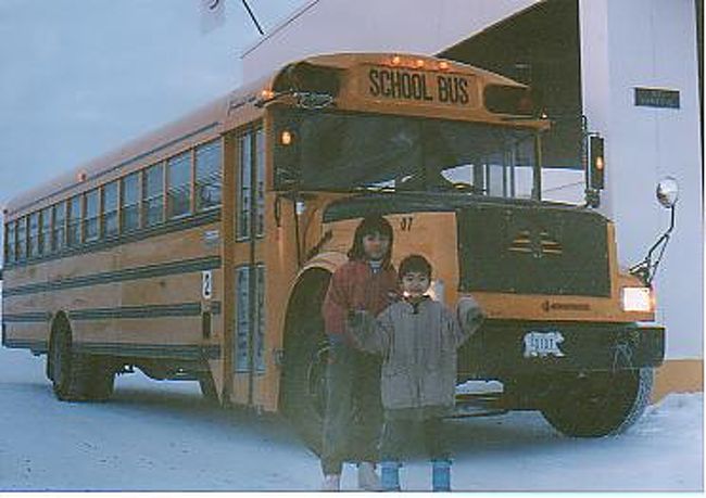 市内観光用のバス。　なんと！　普段はスクールバスなんだって！！（行った時は冬休み期間中）。　ナンバープレートがシロクマ君の形で、とてもカワイイ。　お土産に、ナンバープレートを一枚買ってきました。