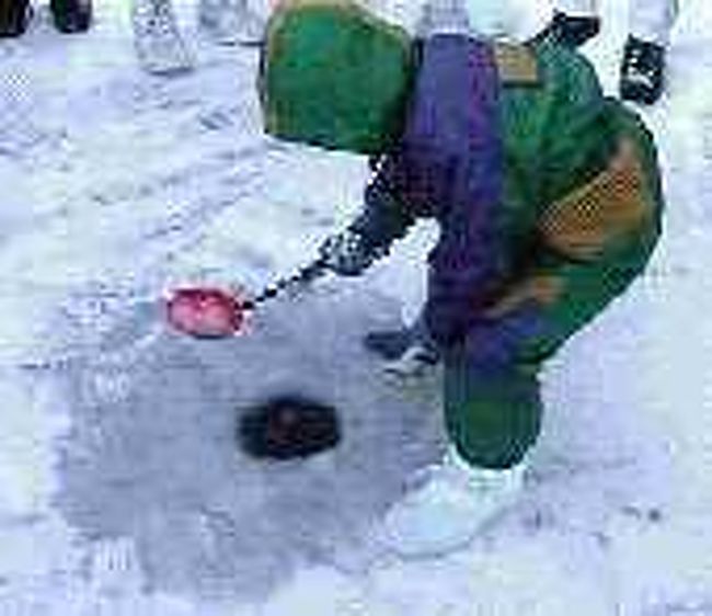 グレイト･スレイブ･レイク湖上でアイスフィッシュイング。　湖に張った厚い氷に掘削機で穴を開けて、魚釣りをしました。　穴には直ぐに氷が張ってしまうので、時々柄杓で薄氷を割って掻き出します。