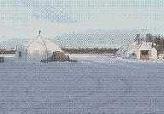 グレイト･スレイブ･レイク湖の氷の上にある<br />オーロラ観測用のキャビン。　昼間に全景を撮っておきました。