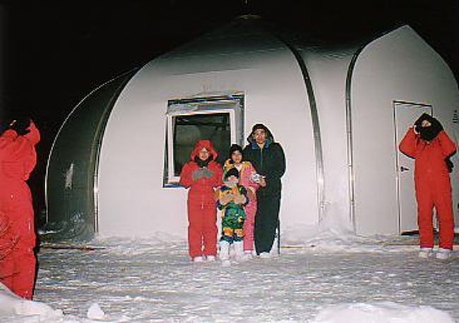 オーロラ観測用キャビン。　外に出て、寒さに耐えながらジーッと、オーロラの出現を待ってます。　寒さに耐え切れなくなると、時々中に入ってホットコーヒーを飲んで体を温めました。