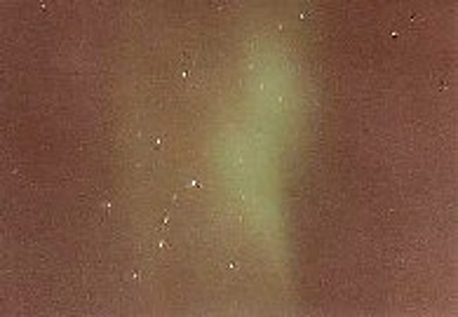 寒さを堪えながら待った２日目の夜。　もうダメかと諦めかけた時、カシオペア座のそばに一筋の薄緑色の帯。　しばらく見ていると２〜３本の帯に分裂。　初めて見たオーロラに感動！\(*T▽T*)／ワーイ♪