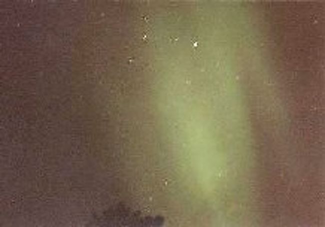 最初現れた時は、薄っすらと白い雲のようでもあり、「これがオーロラなんだぁ〜！」っと感動とともにチョッピリ期待外れの気持ちもありました。　でも、全然見えないよりはまし、と思って、夢中でシャッターを押しました。　カメラは旧式、腕は新米のため、人にお見せできるような写真は撮れませんでした。　でも、証拠写真として、なんとかフィルムに残すことができました。