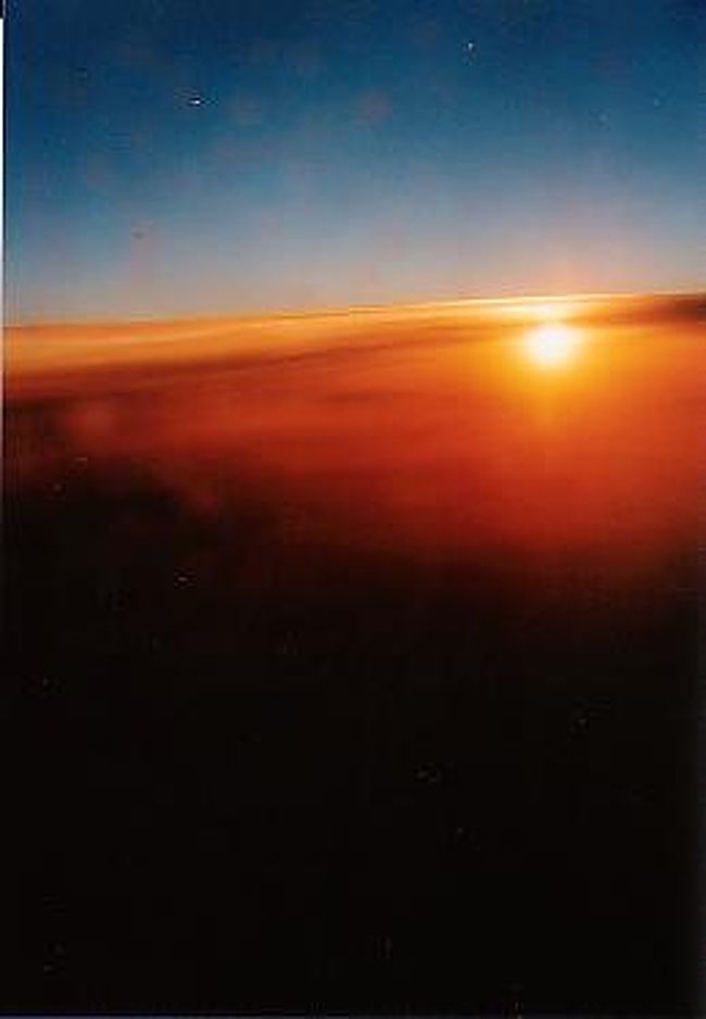 帰りの飛行機からの夕陽。　今回のオーロラ体験の感動を胸に、そしてまた、もっと綺麗なオーロラを見て見たいと、密かに次のツアーを夢を見ながら。。。