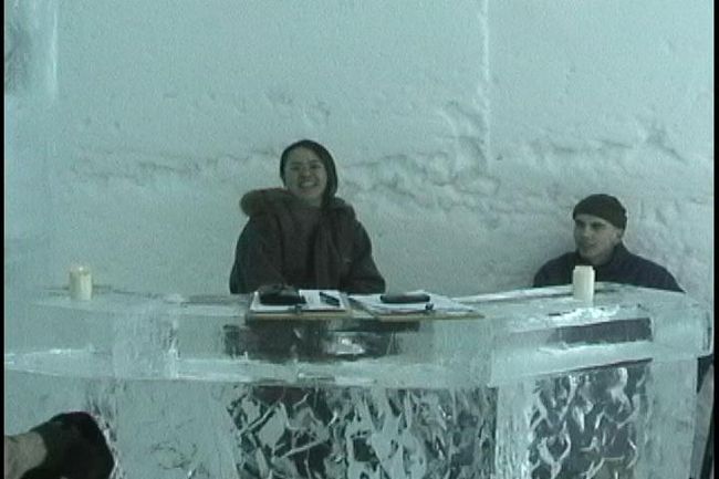 ホテルのフロント。　氷のホテルは部屋の中のもの全てが氷。テーブル、椅子、ベッド・・・。　このフロントのカウンターも、綺麗な透明な氷でできていました。