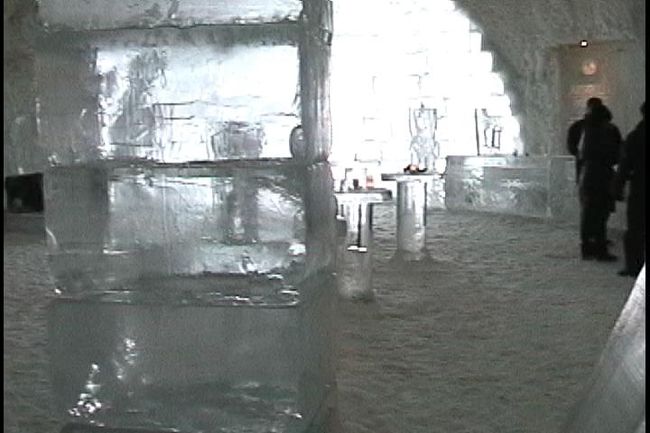 氷のバー。　このバーでは氷で作ったコップで水割りを飲むことができました。