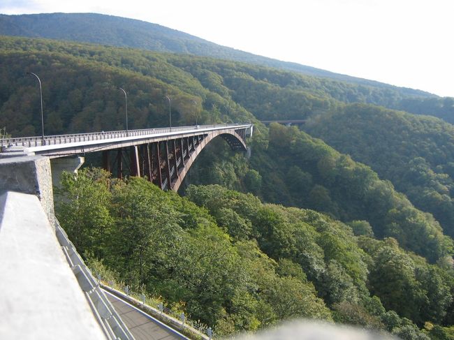 八甲田山を降りて奥入瀬渓流のほうへ向かうことにしました。<br />ちょっと寄り道して城ヶ倉渓流へ。<br />散策したかったのですが、事故の調査中だとかで下に降りれませんでした<br />写真は城ヶ倉渓流にかかっている城ヶ倉大橋