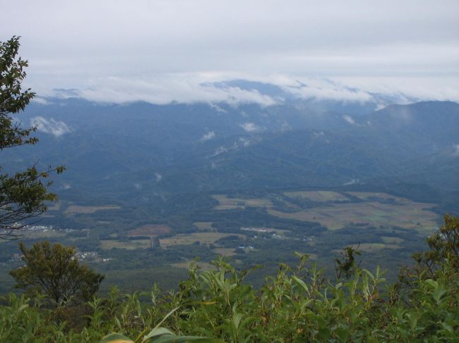 再びスカイラインを下っていると心なしか霧が晴れてきているような気がする。<br />スカイラインの終点へ戻ってみることにした