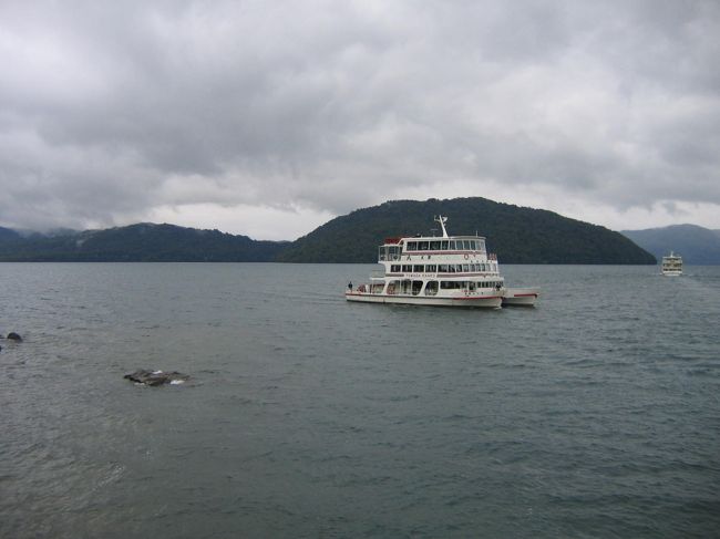 岩木山からは十和田湖経由で奥入瀬の宿まで戻りました。<br />ここも寒い･･･<br />とても遊覧船に乗る気になりませんでした。<br />周りを見てみるとみんなダウンジャケットとか着ておられました。<br />明らかに準備不足･･･