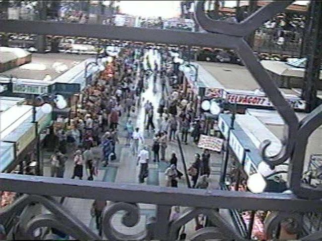 有名な温泉も商店街でのショッピングも後回しにして、まず中央市場に駆けつけました。といっても、「くさり橋」「漁夫の砦｣｢マーチューシュ聖堂｣｢聖イシュトバーン聖堂」などのブランド名所は、昨日のうちにしっかり回っているのです。外から見ると由緒ある普通の建物ですが、中に入ると2階建てで、一階が食料品を中心とした食品市場、建物の周囲を取り巻く２階は、雑貨・衣料・飲食・みやげ物屋さんが軒をならべて壮観でした。