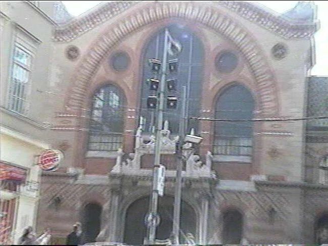 市場の外観です。ここを北東から北に向かってブタペスト一の繁華街が抜けています。両側は名物のレース屋、陶磁器屋、トカイワインも飲ませてくれるレストラン、ティールームなどがぎっしりです。