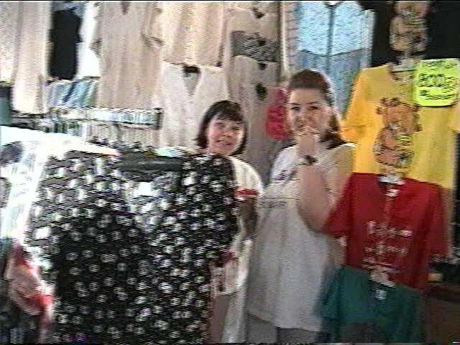 さて市場の中に戻ります。それぞれの店は、門口５メートル程度ですが、品揃えは豊富です。ステキなのは店員さんの愛想のいいこと。お互いに英語も片言なので、かえって気楽に単語＋身振りで、意思を通じ合います。パリやロンドンより、アジアに近いせいもあるのでしょうか、体形も顔つきも普段のお付き合いの友人･知人たちと同じようで、これだけでも親しみが湧くと言うものです。