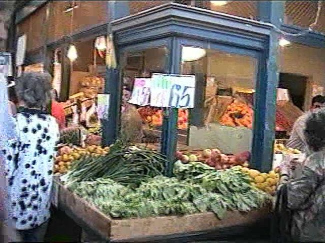 アジアもヨーロッパもアメリカも、市場ではこのように商品が山積みに持ってあるのが普通です。日本だけですよね、売り台の上に平積みでならべられているのは。下手すりゃパック詰で手に取ることさえ出来ない、過保護ぶり。カタログ販売や通販じゃあるまいし、選ぶ楽しさ、さわる楽しさが日本にも欲しい！