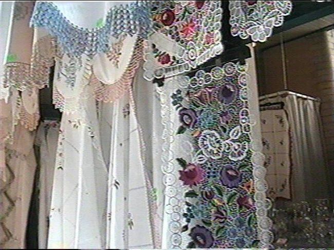 かみさんと娘は、ここで動かなくなりました。ハンガリー名産の手作りレースの衣料です。「高くない」「日本じゃ買えない」と、理解しにくい理由を挙げながら買い進めて行きます。貨幣の単位が違うと言うことは、価格ショックが少ないと言うことです。