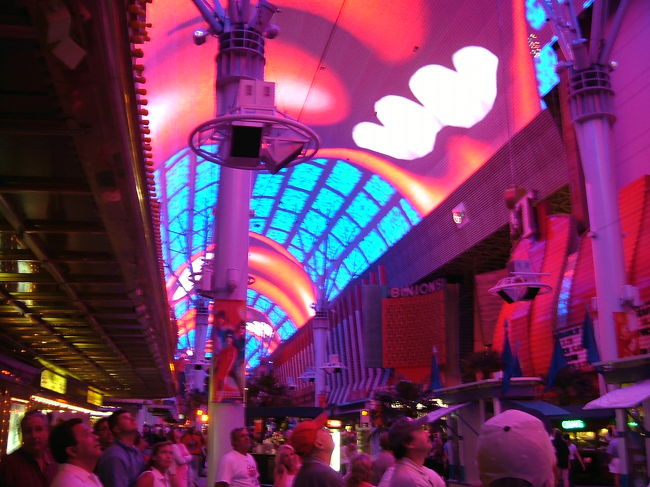 フリモントストリートの電光パネル。工事が終わっていた。