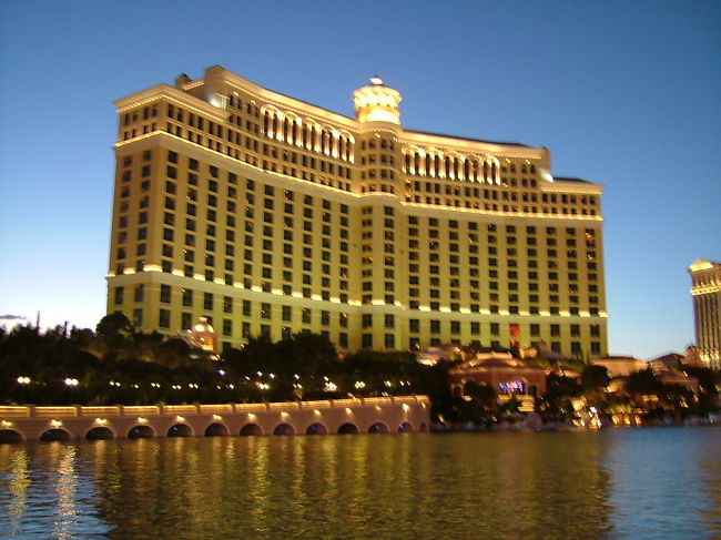 夕焼けのベラッジオ。この時間が一番キレイに見えるが、写真のウデが悪いのがもったいない。。。
