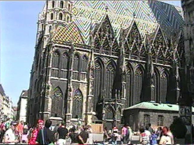 翌日も朝からウイーンの森に足を伸ばしたかと思うと、石畳の街路を白馬の馬車で散策し、再びウイーンの森に戻って、新酒の白ワイン、ホイリゲを味わうという強行軍である。<br />「第三の男」の旧跡を訪ねる時間など、あるわけがない。<br />映画に出たカフェモーツアルトだけは、ショッピングの途中で、立ち寄ることができたが、往時（映画）の面影はまったくなくなっていた。<br />偉大な映画プロデューサー、セルズニックがプロデュースした｢風とともに去りぬ｣が、ほとんどハリウッドのセットで撮影されたのに対して、おなじ彼の手になる「第三の男」は、全編現地撮影をした作品なのだ。アトランタはパスしてもかまわないが、ウイーンにきてホンモノをこの目で確認しないのはなんとしても悔しい。次というチャンスは９９％ないのだから。<br />