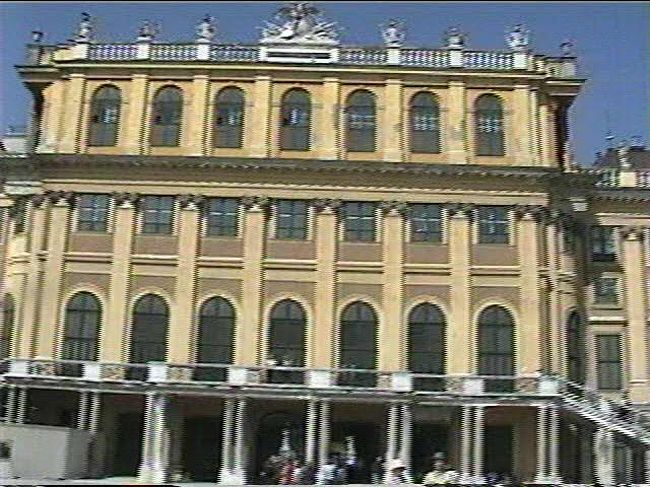 窓から周りを一瞥したが、観覧車なんか影も形もない。<br />運転から開放され、ひと息ついている運転手に市内地図を見せた。彼が指差した現在地は、なんと観覧車のある公園とは、ほぼ正反対のウイーンのはずれだった。私が公園を指差すと、彼は肩をすくめただけだった。<br />仕方がない。戻ってやり直すしかない。運転手の「降りないのか？」というような素振りには、「ニヒト　イッヒ　カムバック」と応じたが、判ったかどうか。<br />ふたたび電車は走り出した。見覚えのあるホテルの前に戻ってきたときは、心底ホッとした。小銭を掌に広げて「ビッテ」といったが、人のよさそうな運転手君は受け取ろうとはせず、ヤレヤレ降りてくれて助かったという表情を、露骨にした。<br />「ダンケ　シェーン」礼をいって降りた。時間は六時半に近かった。ホテル前にはタクシーが何台も待機していたが、観覧車も墓地ももう無理だった。<br />