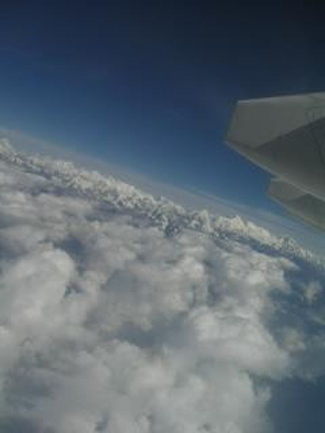 飛行機の中から。<br />すばらしい光景にちょっとウルウル。<br />なぜか指定ではなく、<br />山が見える方の窓側を乗客が奪い合うシステム。<br />セキュリティチェックは男女に別れているので、<br />人数の少ない女性客の方が有利。<br />難なく窓際席を確保できました。