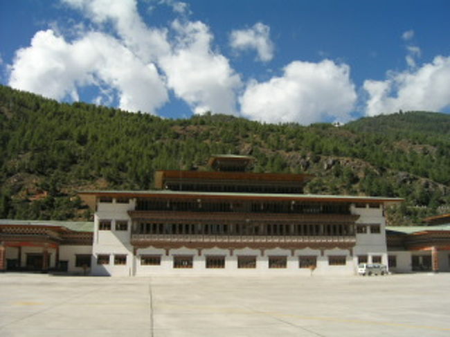 パロ空港。<br />ヒマラヤの王国ブータンでは平地が少なく、パロが唯一の空港。<br />いきなりブータン建築で素敵。