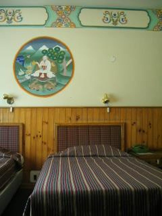 ブータンの織物のベッドカバーはじめ、<br />内装も凝っています。