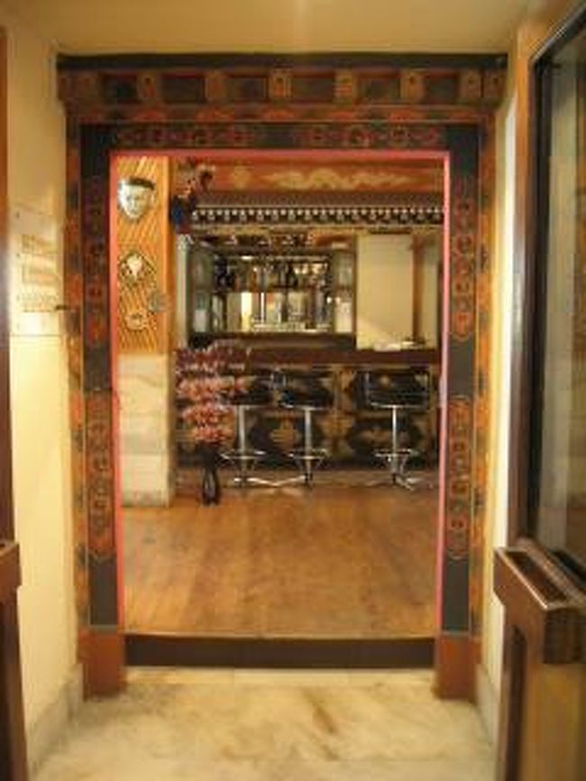 ホテル内のバー。