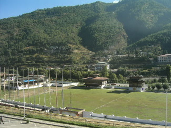 部屋の窓からは国立競技場が。<br />「もう一つのワールドカップ−世界で一番弱い国」が<br />競われた場所です。<br />ブータンが勝ったと言ってたけど、そうだったっけ？