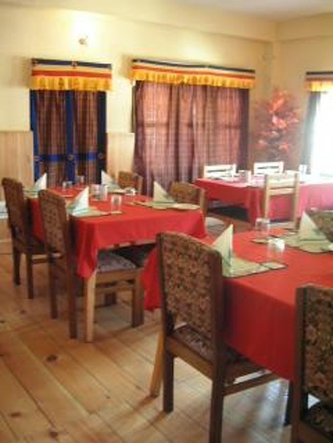 町のレストランで食事。