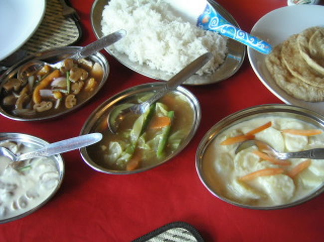 食事はビュッフェスタイル。<br />ブータン国民食のエマ・ダツィ（チリ＆チーズ）ほか、野菜の中華炒め風や、カレー、魚のフライなど、常に４品くらいテーブルに並んでいる状態。<br />エマ・ダツィは相当辛いだろうと恐れていたけど、スパイスとしてではなく、野菜として辛いブータンのチリはとてもいい味していたし、滞在中、お気に入りの一品に。