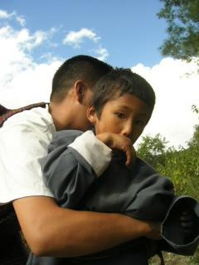 思いっきり鼻垂らして、国民服のゴをだらしなく引きずってきた学校帰りの子ども。