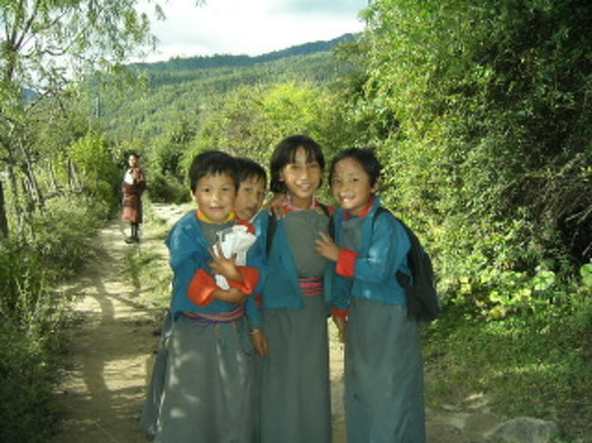 女の子の制服はこんな感じ。<br />ちなみに国民服着用は大人も子どもも義務。