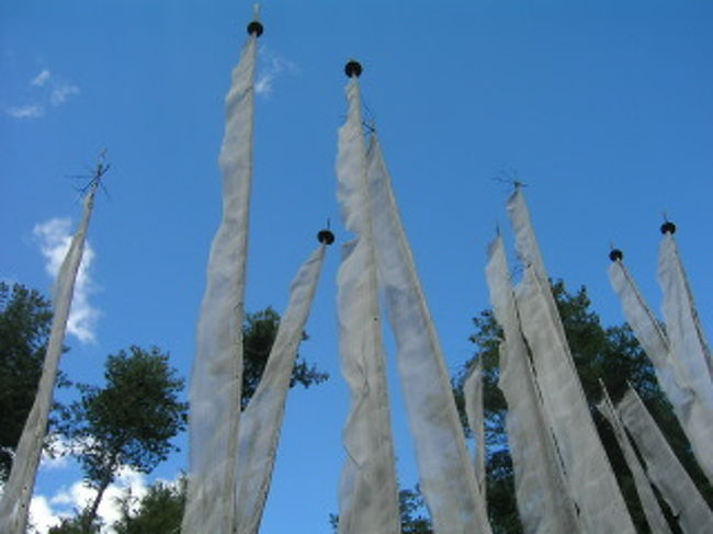 そこかしこではためく経文旗ダルシン。<br />白いのは死者のためのもの。