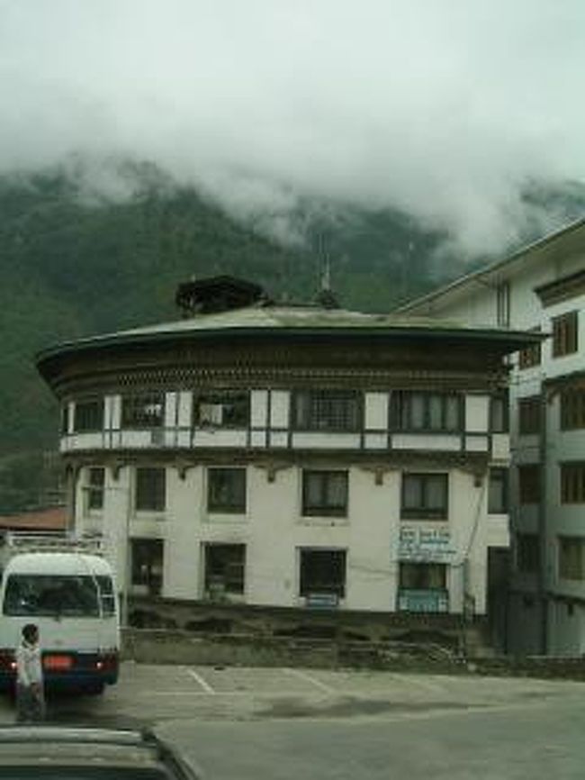 曇りの朝のティンプー。