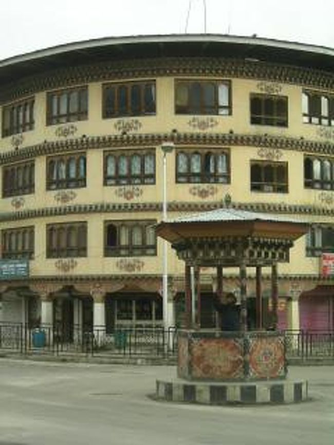 交通整理。<br />以前、２つほど信号を取り付けたけれど、混乱を招き１週間で取り除いたそうで、ブータンには信号がありません。