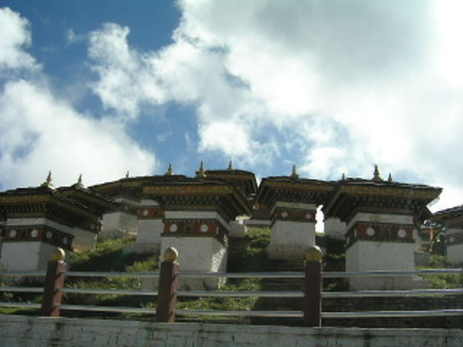 ドチュ・ラ（峠）<br />108の仏塔。