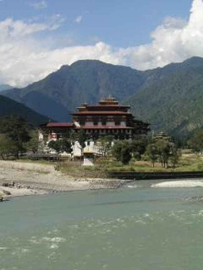 プナカゾン。<br /><br />川の水ももちろん澄んでいます。ラフティングもできるそう。