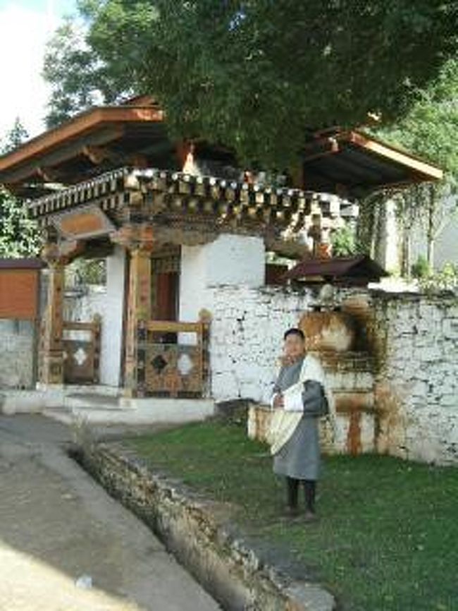 ゾンの入り口で。<br />国民服のゴに、正装のためのスカーフを巻いたチョキ。