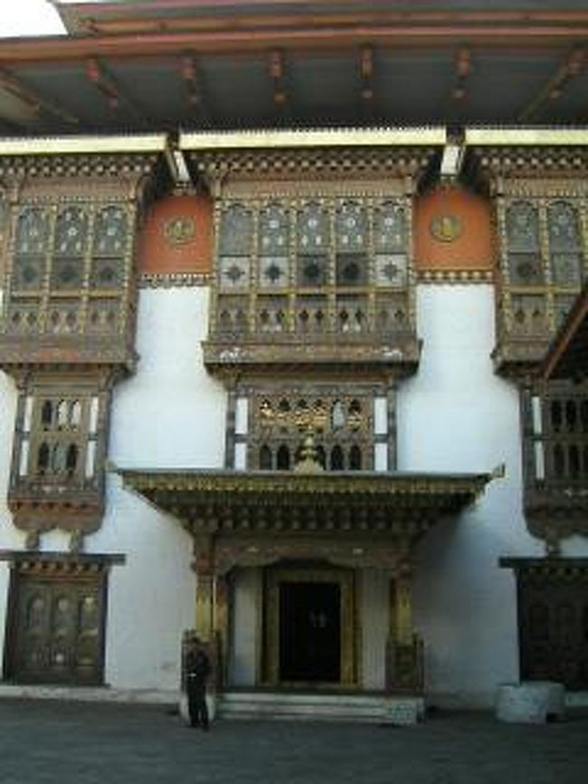 プナカゾン。<br />本堂。中の撮影は禁止。<br />このゾンはブータンで一番きれいと言われているのだけど、人生で見た美しいものベスト３に入りそうなくらいきれいで、涙が出た。広々としたところに僧が二人とチョキと自分だけ。３人は静かに話などしていて、あたしはど真ん中で仏陀と対面し、しばらく座ってその空間を味わっていた。